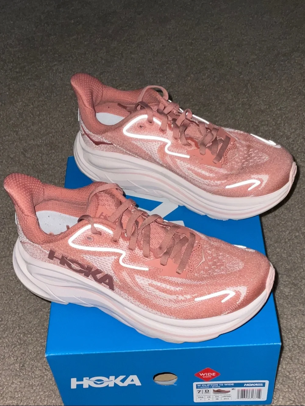 Women’s Hoka Clifton 10 size 7D (Wide)